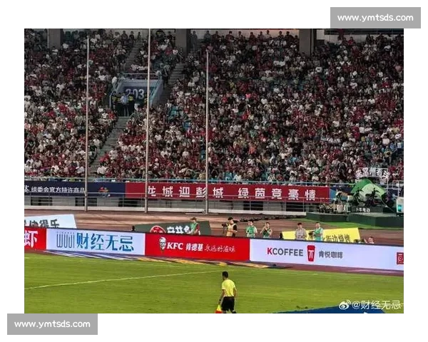 苏超球员海底捞兼职获赞：赛场与职场的励志双面人生